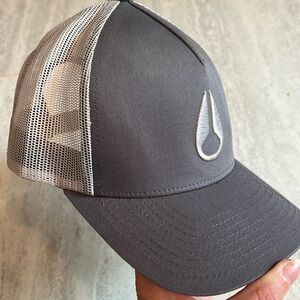 Nixon grey hat